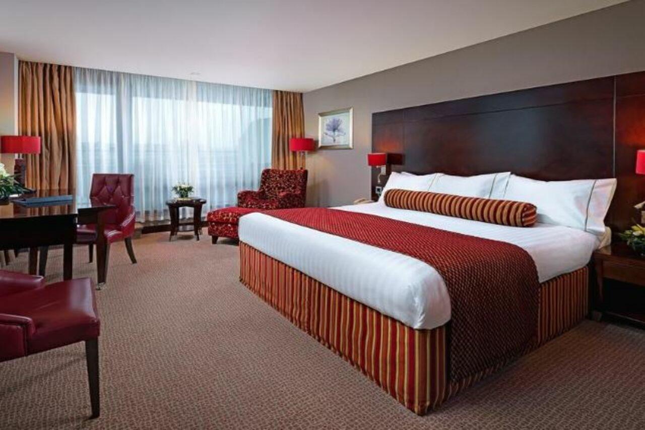 The Savoy Hotel Limerick Junction Exterior foto A bedroom at the Hilton London Heathrow