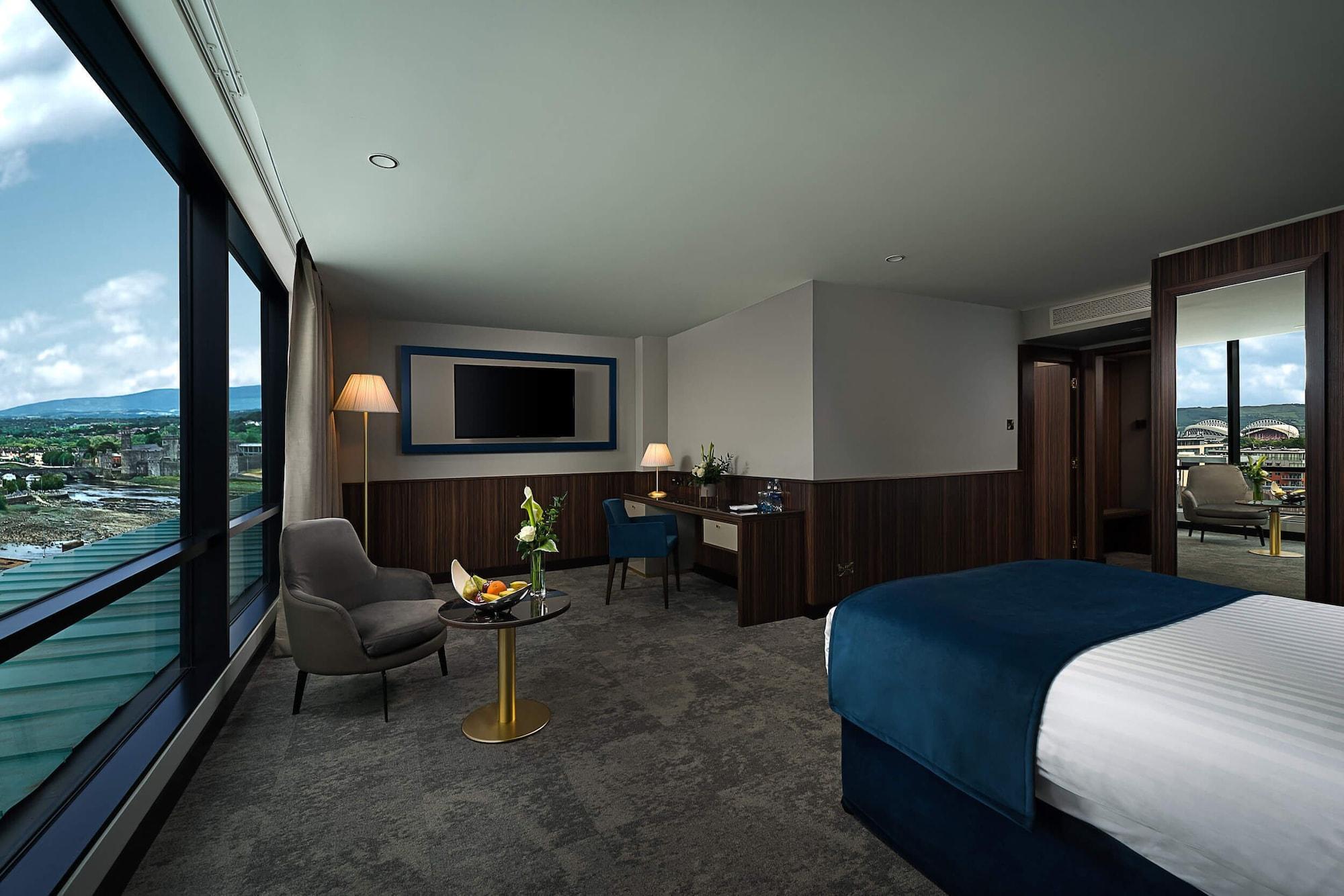 The Savoy Hotel Limerick Junction Exterior foto Deluxe Room