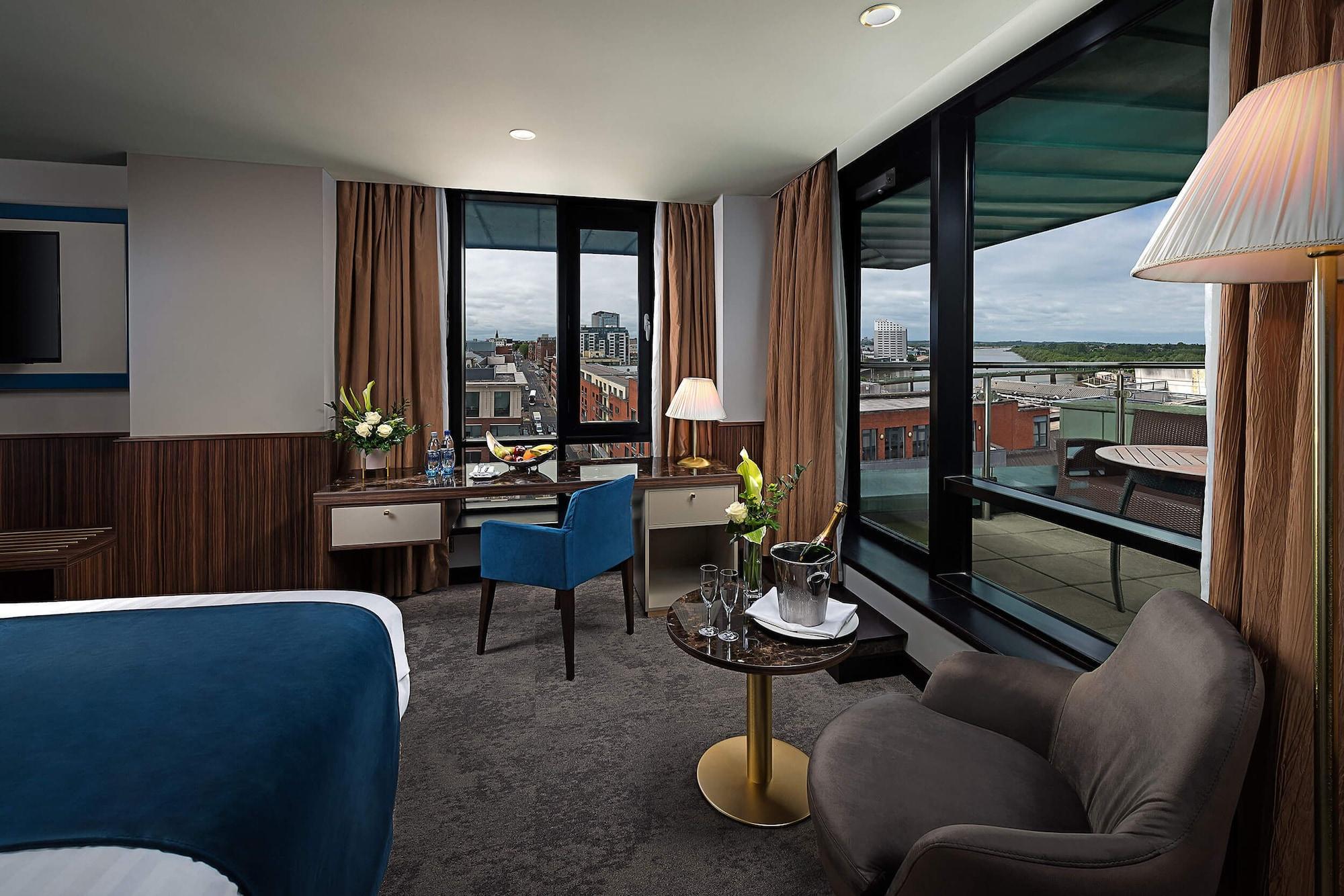 The Savoy Hotel Limerick Junction Exterior foto A room at the hotel