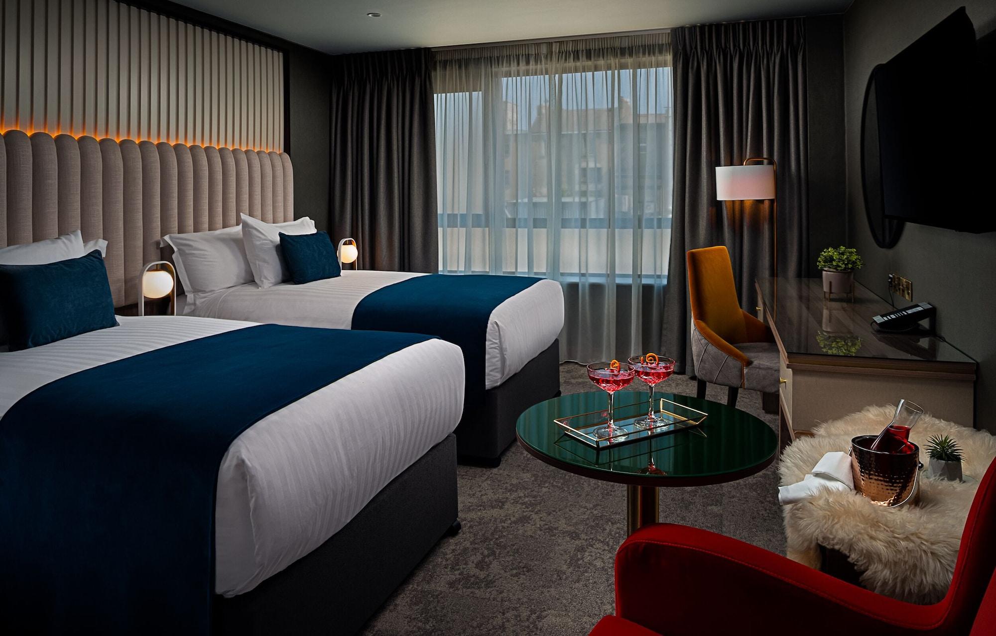 The Savoy Hotel Limerick Junction Exterior foto A room at the Hilton London West End