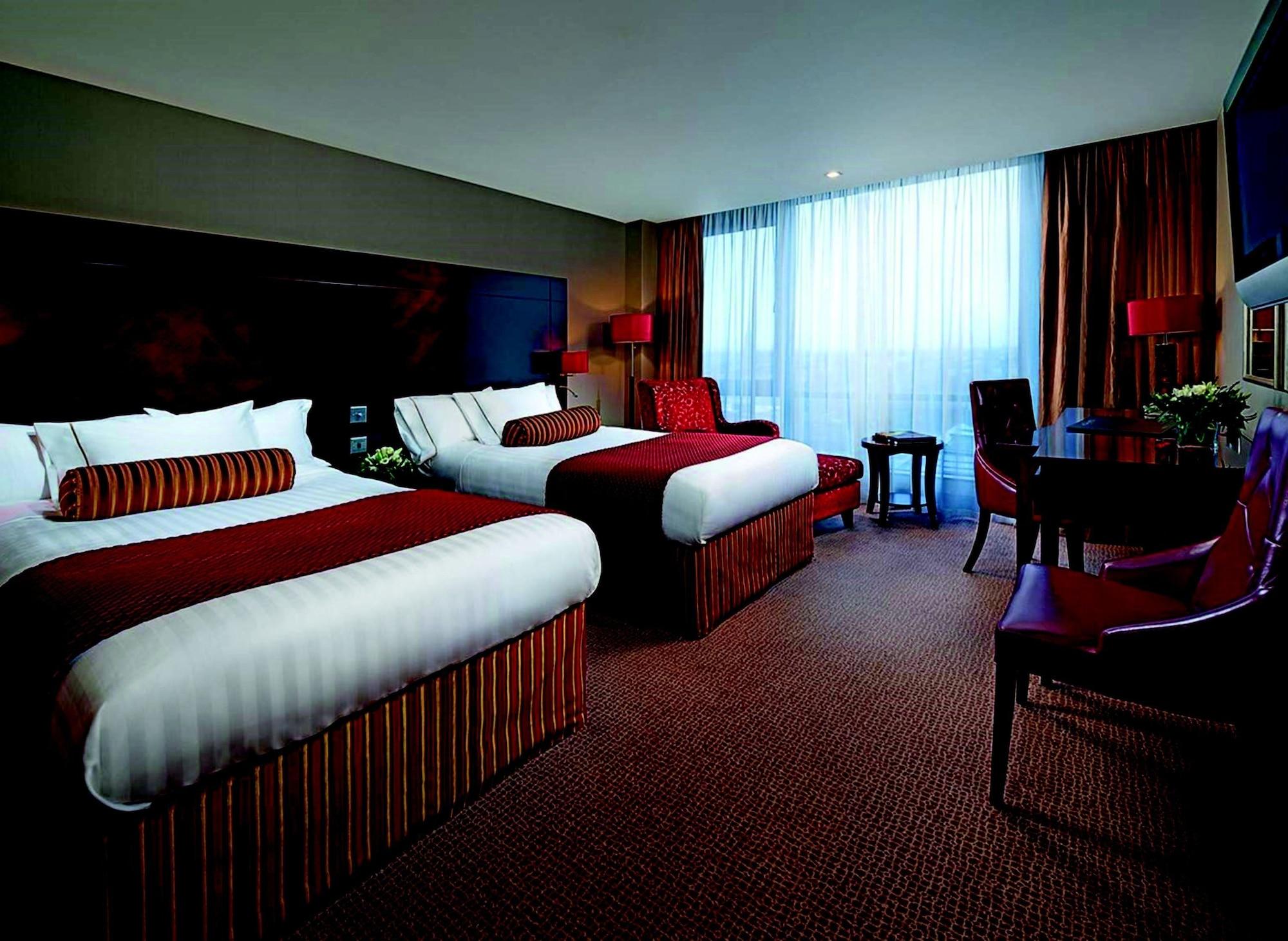The Savoy Hotel Limerick Junction Exterior foto A room at the Crowne Plaza Hotel, Dublin