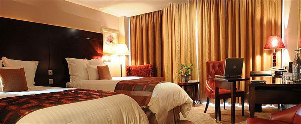 The Savoy Hotel Limerick Junction Exterior foto A room at the hotel