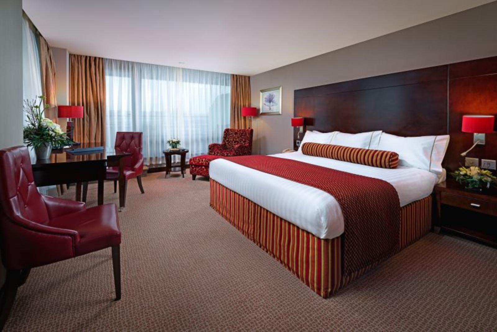 The Savoy Hotel Limerick Junction Exterior foto A bedroom at the Hilton London Heathrow