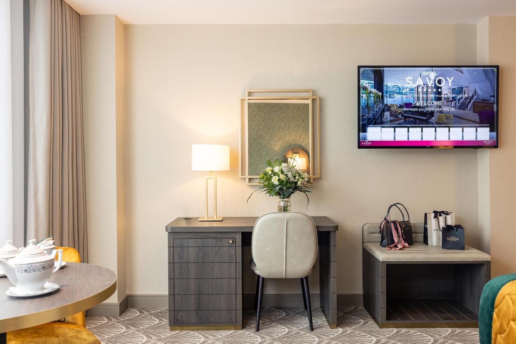The Savoy Hotel Limerick Junction Exterior foto A room at Savoy