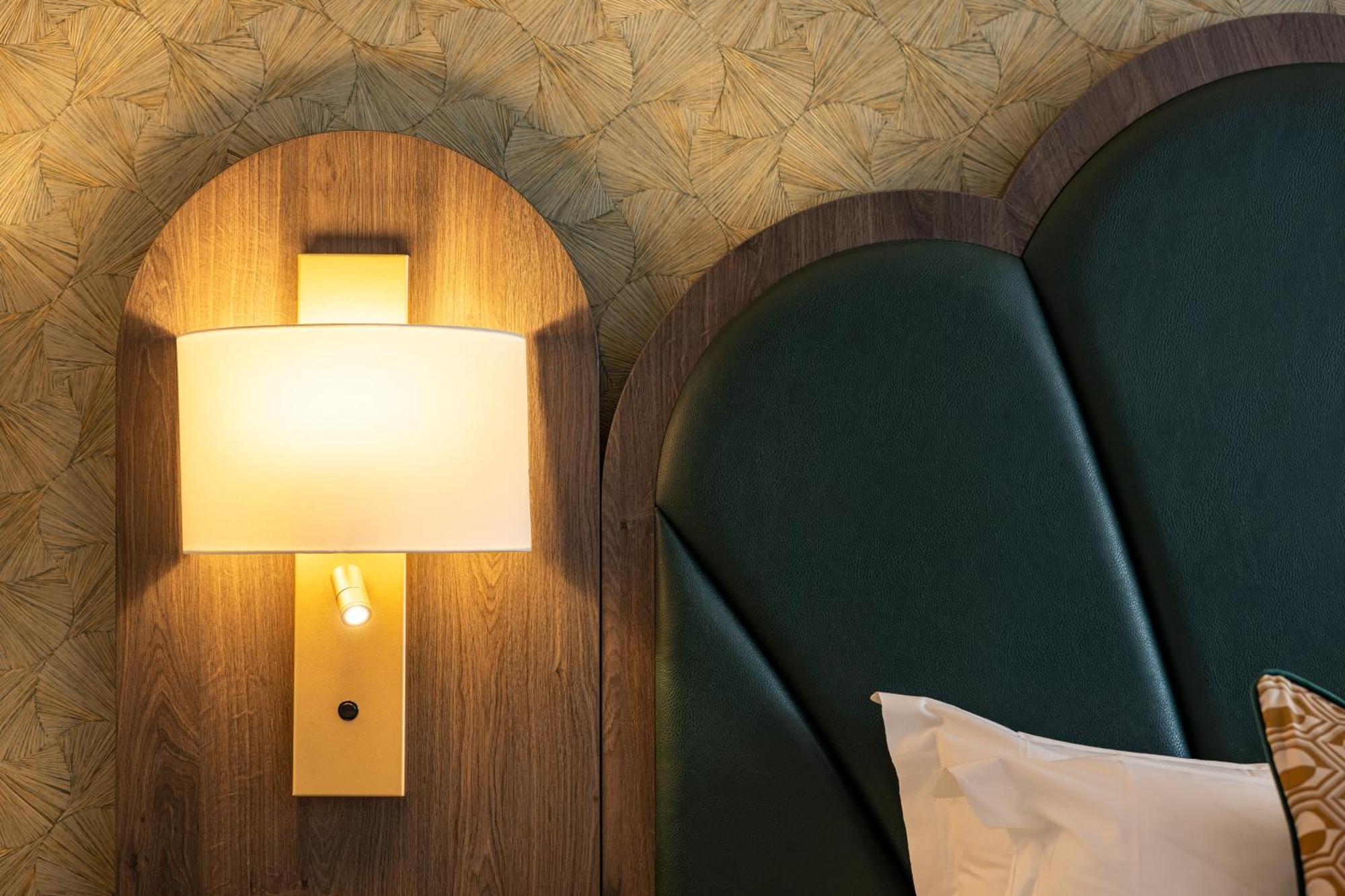 The Savoy Hotel Limerick Junction Exterior foto A wall light