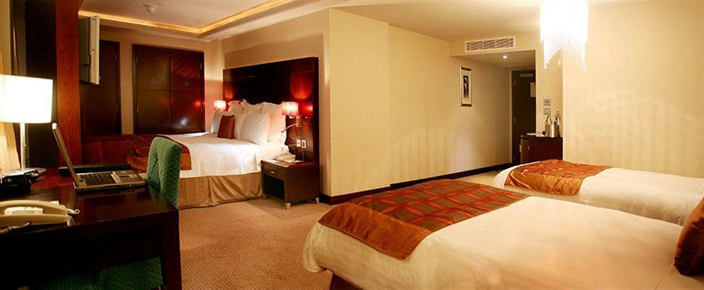The Savoy Hotel Limerick Junction Exterior foto A room at the hotel