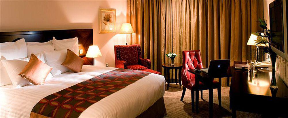 The Savoy Hotel Limerick Junction Cameră foto A room at the hotel